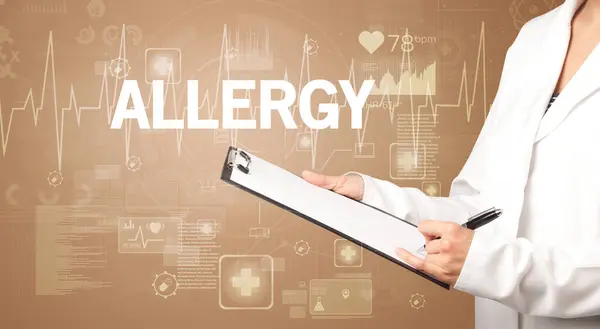 Młody Lekarz Zapisujący Notatki Napisem Allergy Koncepcja Opieki Zdrowotnej — Zdjęcie stockowe