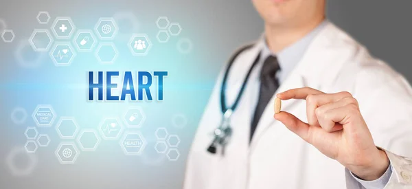 Közelkép Egy Orvosról Aki Egy Heart Felirattal Ellátott Pirulát Orvosi — Stock Fotó