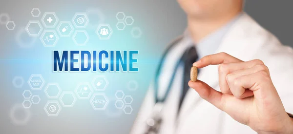 Bir Doktorun Sana Ilaç Verdiği Yakın Plan Üzerinde Ilacın Yazılı — Stok fotoğraf