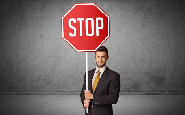 Stop Felirattal Ellátott Útjelzéssel Rendelkező Fiatal Üzletember Szabálykoncepció — Stock Fotó