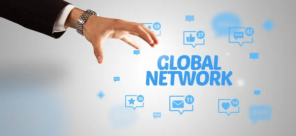 Zbliżenie Przyciętej Dłoni Wskazującej Napis Global Network Koncepcja Sieci Społecznościowych — Zdjęcie stockowe
