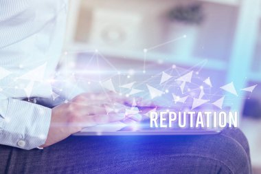 REPUTATION yazıtları ve modern iş teknolojisi kavramı olan tablet kullanarak elleri kapat