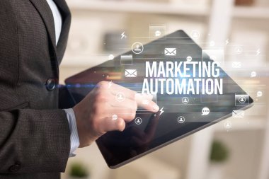 Bir tabletin yakın plan araştırması MARKETING AUTOMATION yazıtları, modern teknoloji kavramı