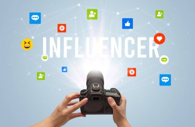 INFLUENCER yazıtlı sosyal medya içeriğini yakalamak için kamera kullanmak, sosyal medya içeriği kavramı