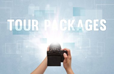 Tour PACKAGES yazıtları ve seyahat konsepti olan bir dijital kameranın yakın çekimi