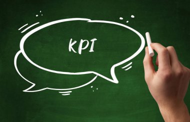 El çizimi KPI kısaltması ve tahtada beyaz tebeşir