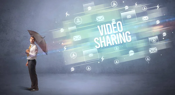 Schöner Geschäftsmann Verteidigt Mit Regenschirm Aus Video Sharing Aufschrift New — Stockfoto