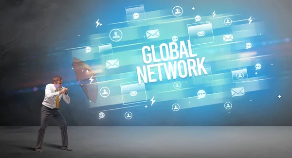 グローバルネットワークの碑文から傘で守るハンサムなビジネスマン 新時代のメディアコンセプト — ストック写真
