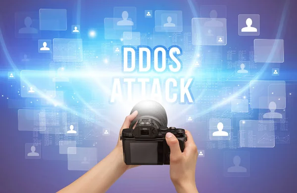 Nahaufnahme Einer Handkamera Mit Ddos Attack Aufschrift Videoüberwachungskonzept — Stockfoto
