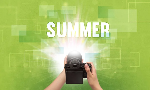 夏の碑文と手を保持デジタルカメラのクローズアップ 旅行の概念 — ストック写真