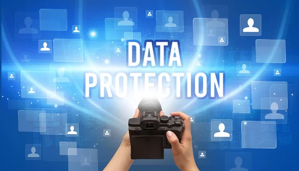Närbild Handhållen Kamera Med Data Protection Inskription Videoövervakning Koncept — Stockfoto