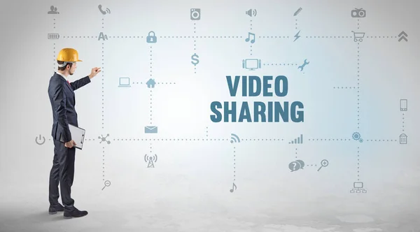 Inżynier Pracujący Nad Nową Platformą Mediów Społecznościowych Koncepcją Video Sharing — Zdjęcie stockowe