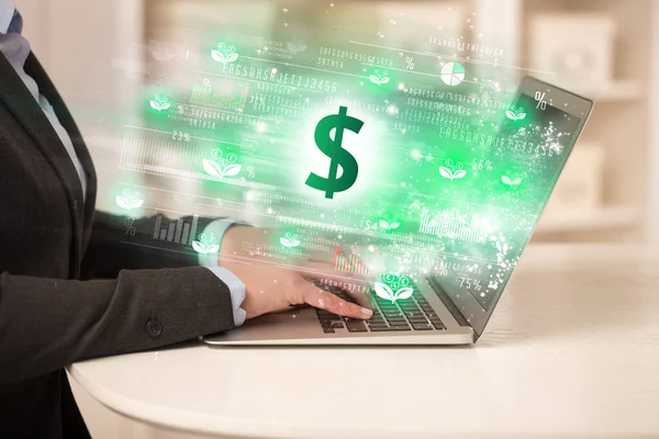 Jongeman Kijken Naar Aandelenmarkt Laptop Met Dollar Pictogrammen Forex Concept — Stockfoto