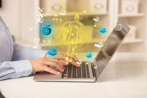 Médico Trabalhando Laptop Com Ícones Maçã Saudáveis Saindo Dele Conceito — Fotografia de Stock