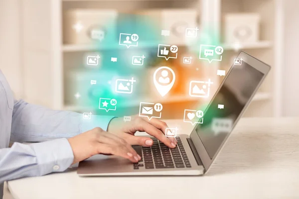 Jovem Surfando Laptop Com Ícones Compartilhamento Localização Conceito Mídia Social — Fotografia de Stock