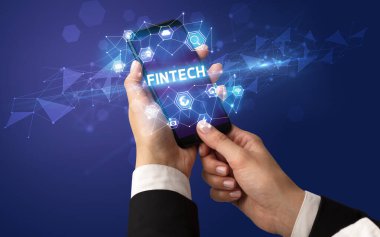 Fintech yazıtlı kadın el tutan akıllı telefon, modern teknoloji konsepti