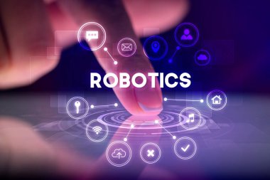 Web teknolojisi simgeleri ve ROBOTICS yazıtları ile tablete dokunmak, web teknolojisi kavramı