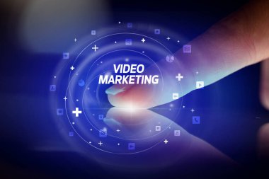 Sosyal medya simgeleri ve Video Pazarlama ile parmak dokunma tablet