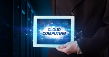 Tablet üzerinde çalışan genç iş adamı ve yazıyı gösteriyor: CLOUD Bilgisayarcılık