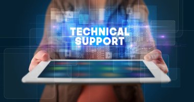 Tablet üzerinde çalışan genç bir iş adamı ve yazıyı gösteriyor: TECHNICAL Tamamlayıcı