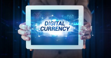 Tablet üzerinde çalışan genç iş adamı ve yazıyı gösteriyor: Dijital CURRENCY
