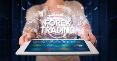 Tablet üzerinde çalışan genç iş adamı ve yazıyı gösteriyor: FOREX TRADING, iş konsepti