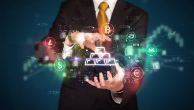 Elinde altın külçeleri olan bir işadamı, yatırım konsepti