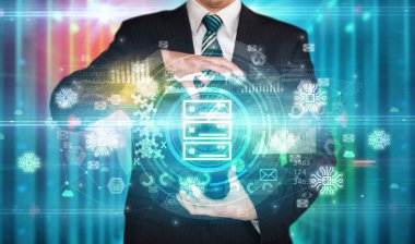 İş adamı elinde veri sunucularının etrafında birden fazla teknoloji sembolü tutan bir simge tutuyor.