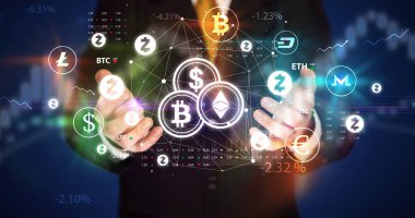 Kripto para birimi sembolü ve yatırım konseptini elinde tutan bir iş adamı