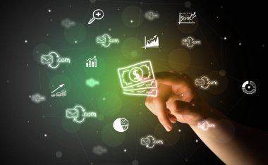 İş adamı parmağı ekranda elle çizilmiş nakit para simgeleri ile multimedya arayüzüne dokunuyor