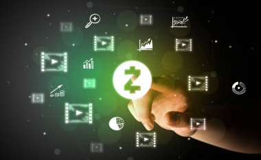 Elle çizilmiş zcash simgeleriyle ekranda multimedya arayüzüne dokunmak fütüristik konsept simgeleri