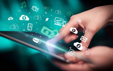 Elle çizilmiş para simgeleri, dijital dönem konsepti olan bir dokunmatik ekran yakın plan