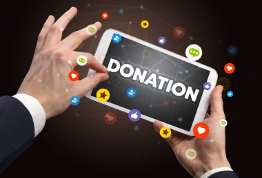 Dokunmatik ekranın DONATION yazıtları, sosyal ağ konsepti ile yakın plan