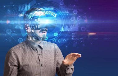 RoBOTICS yazıtlı, yenilikçi teknoloji kavramına sahip Sanal Gerçeklik gözlükleriyle bakan iş adamı