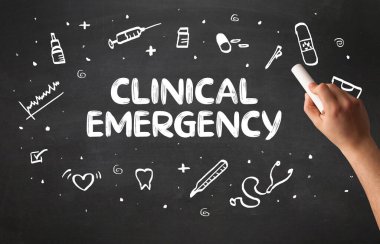 El çizimi KLINICAL EMERGENCY yazı tahtada beyaz tebeşir, tıbbi konsept