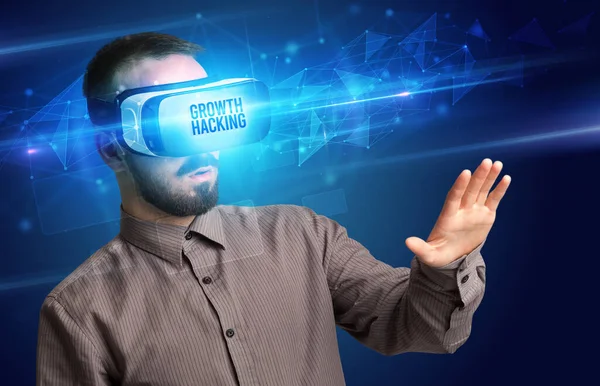 成長のハッキングの碑文を持つ仮想現実の眼鏡を探しているビジネスマン サイバーセキュリティの概念 — ストック写真