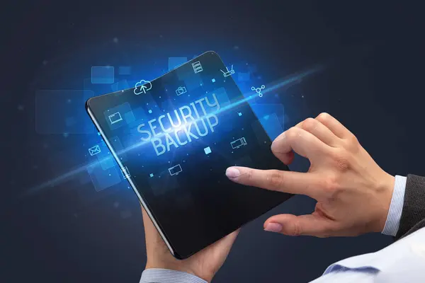 Empresário Segurando Smartphone Dobrável Com Inscrição Segurança Backup Conceito Segurança — Fotografia de Stock