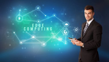 Bulut servisi simgelerinin önündeki iş adamı Edge Computing yazıt, modern teknoloji konsepti