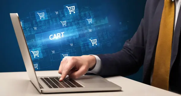 Geschäftsmann Arbeitet Laptop Mit Cart Aufschrift Online Shopping Konzept — Stockfoto