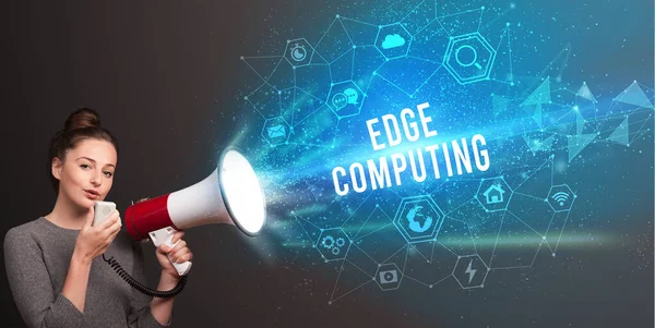 Ung Kvinna Skriker Megafon Med Edge Computing Inskription Modern Teknik — Stockfoto