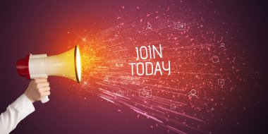 Genç bir kadın hoparlöre bağırıyor. JOIN BUGÜN yazıtları, sosyal ağ konsepti