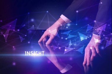 İşadamı büyük ekrana INSIGHT yazısıyla dokunuyor, modern teknoloji iş konsepti