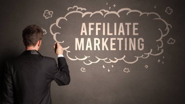 İş adamı, modern iş konseptinin içerisindeki yazıtlarla bir bulut çiziyor.