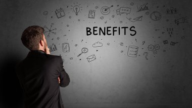 İş adamı BENEFITS yazıtları ve iş stratejisi konseptiyle yaratıcı bir fikir çizimi yapıyor.