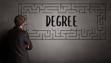 DEGREE yazısıyla labirent çizen işadamı, iş eğitimi kavramı