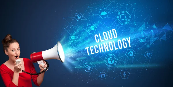 Jonge Vrouw Schreeuwen Megafoon Met Cloud Technologie Inscriptie Moderne Technologie — Stockfoto