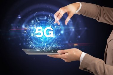 5G kısaltmalı dokunmatik ekrana yakın çekim, modern teknoloji kavramı