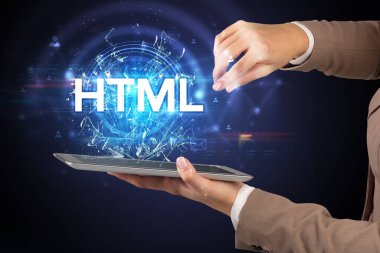 HTML kısaltması olan bir dokunmatik ekrana yakın çekim, modern teknoloji kavramı