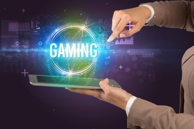 Oyun yazıtları ve yeni teknoloji konseptiyle dokunmatik ekranın yakın plan görüntüsü