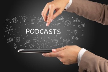 PODCASTS yazıtları, sosyal medya kavramına sahip bir dokunmatik ekran yakın plan